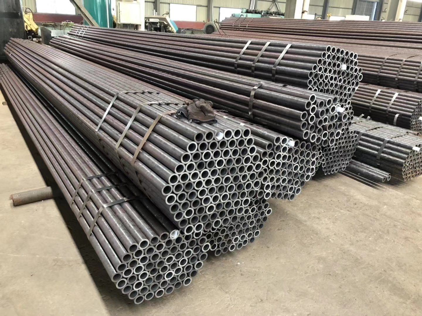 What Is a Seamless Steel Pipe?