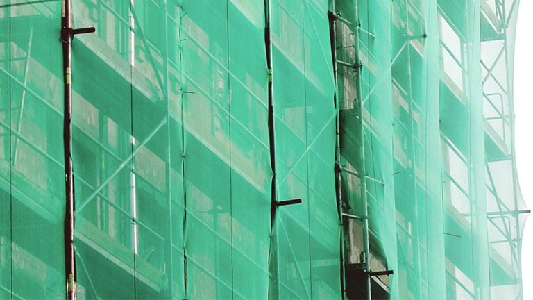 Understanding the Benefits of Debris Netting in Construction Sites