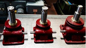 Screw Jack Adjustment in Uneven Ground Conditions